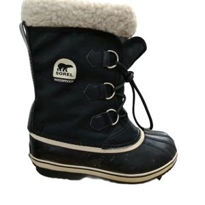 Sorel mid length lace up snow boots size 6.5